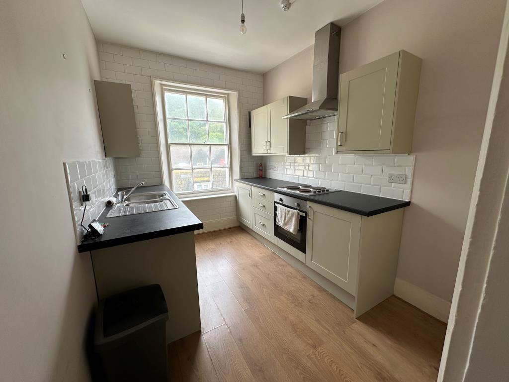 Lot: 131 - ONE-BEDROOM FLAT WITH SHORT LEASE - 